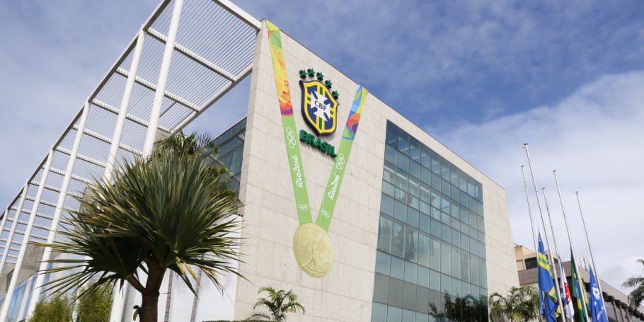 CBF define punição esportiva para discriminação em competições brasileiras