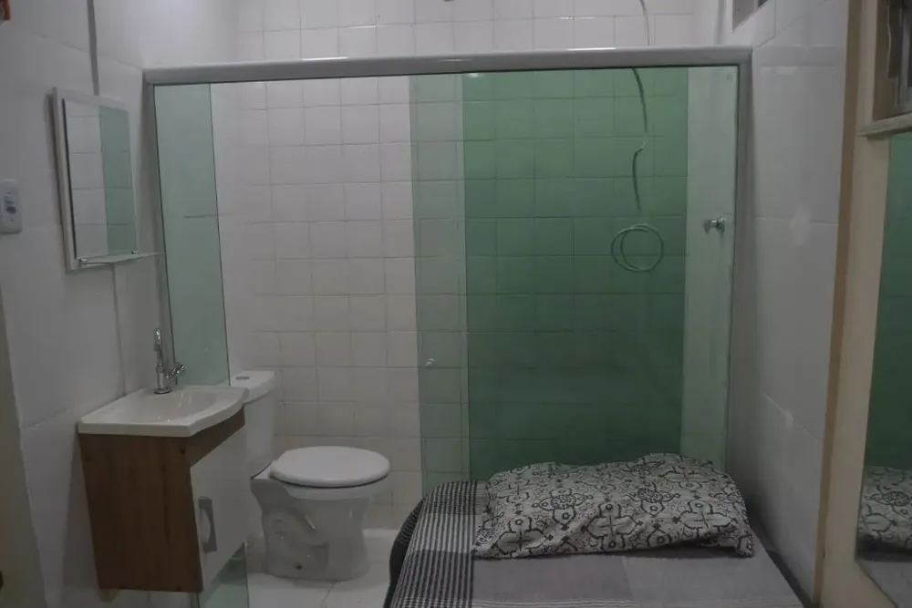 Guia de turismo criou ‘minissuíte’ com cama no banheiro na pandemia, após ficar sem trabalho.