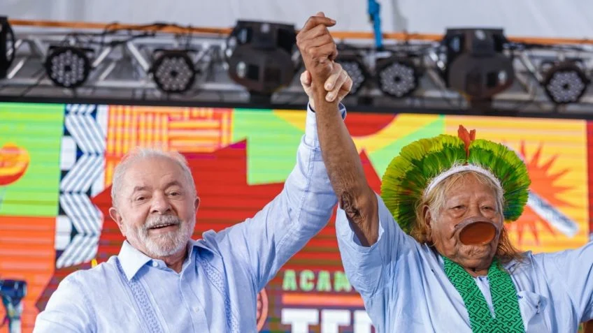 Lula assina demarcações de terras indígenas