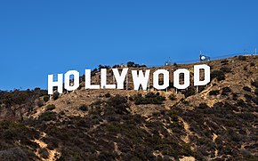 Roteiristas de Hollywood entram em greve alegando baixos salários