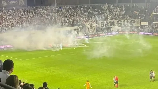 Corinthians vence o Santos e enfrenta problemas para sair de campo