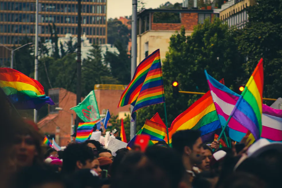 Dia do Orgulho LGBTQI+: Emprega comunidades realiza ação de inclusão no pavilhão social do G10 Favelas