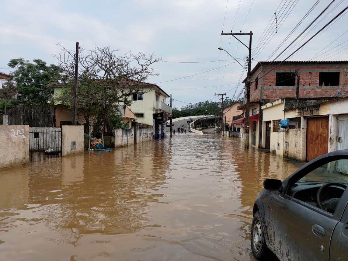 O nível da água do Rio Ribeira de Iguape sobe e comunidades quilombolas são atingidas em SP